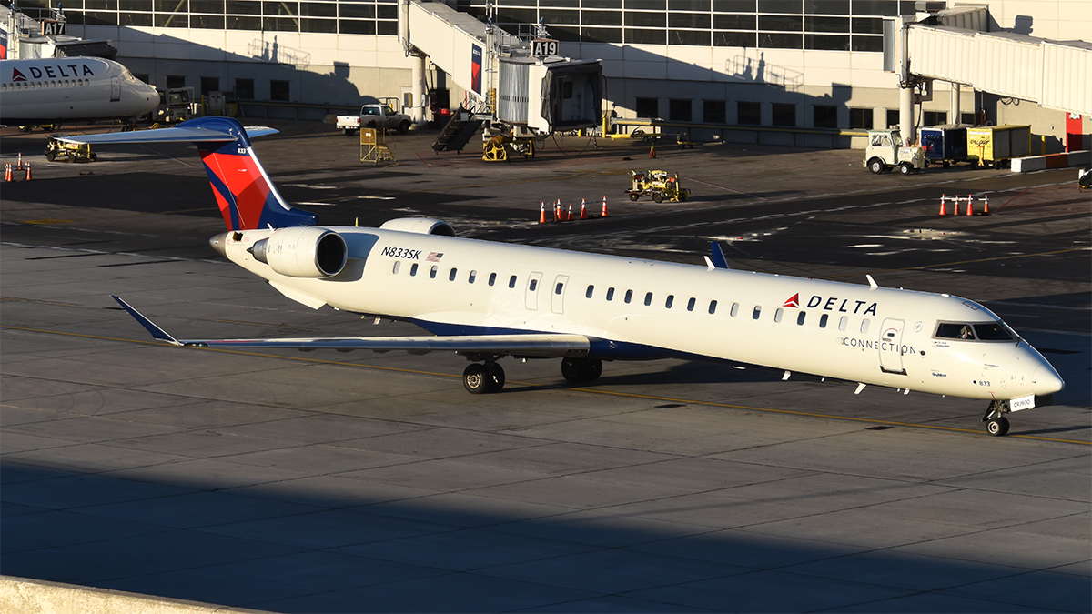 Full size: Delta Connection Mitsubishi CRJ-900 N833SK at Detroit Metro Wayne County Airport